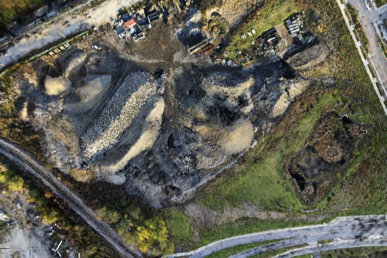 A closer view of the quarry stockpiles and benches in the same reconstruction.